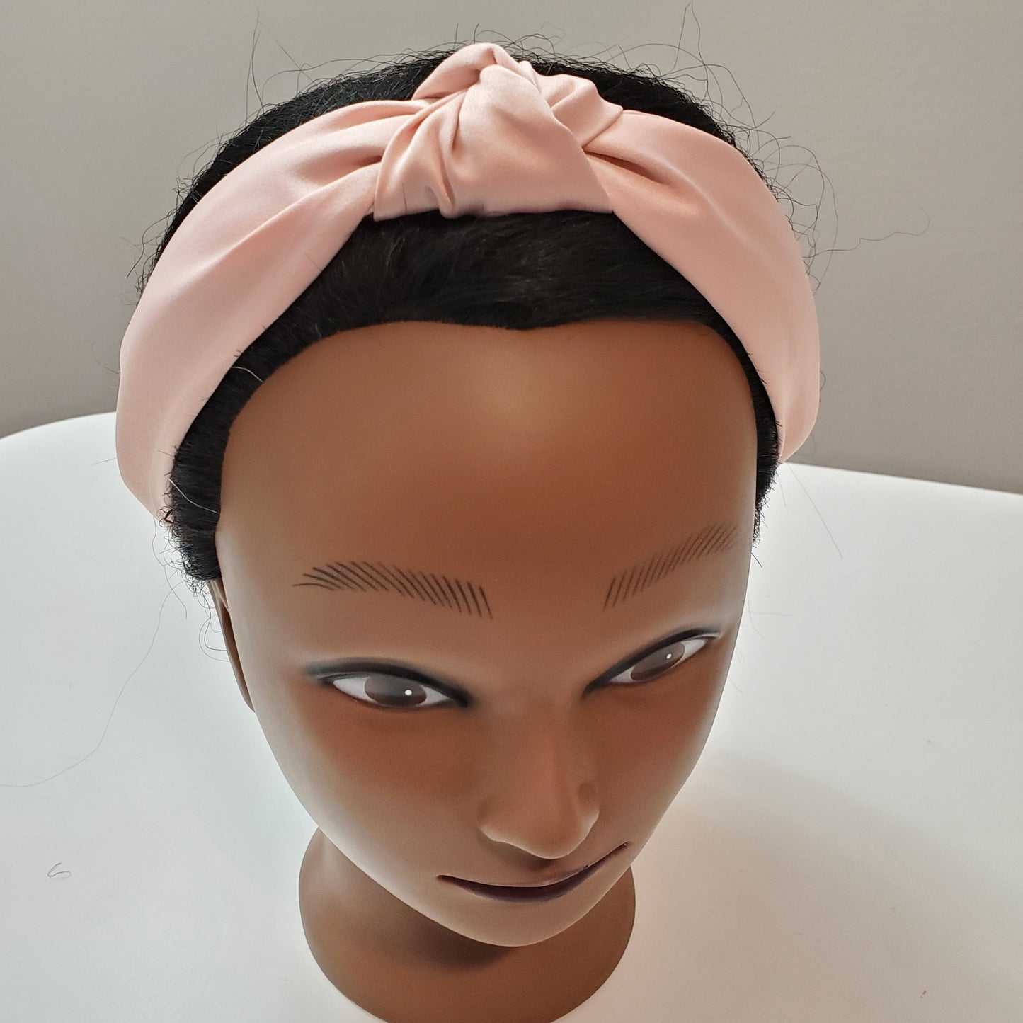Diadema de satén con nudo superior en color beige liso, hecha a mano