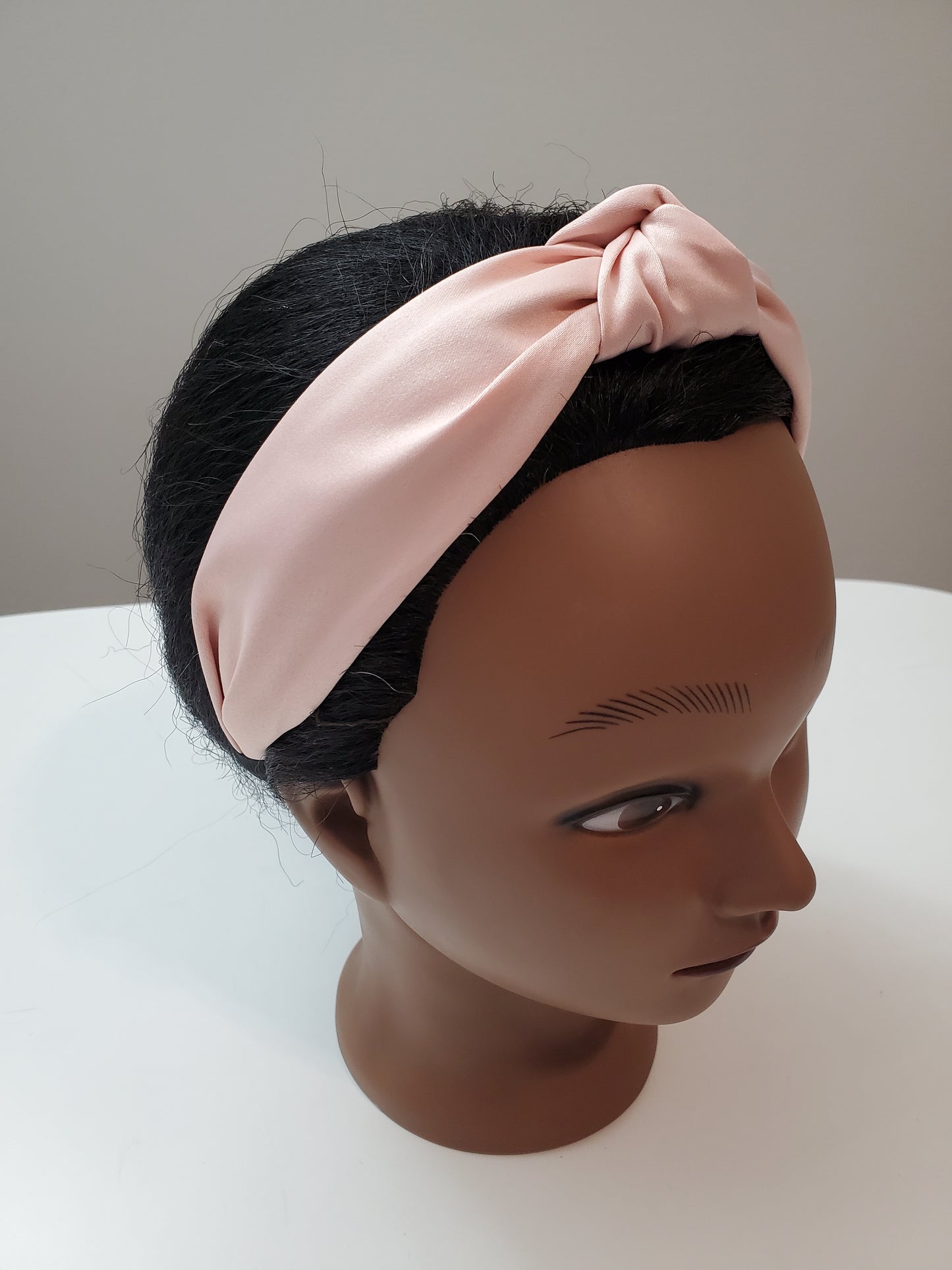 Diadema de satén con nudo superior en color beige liso, hecha a mano