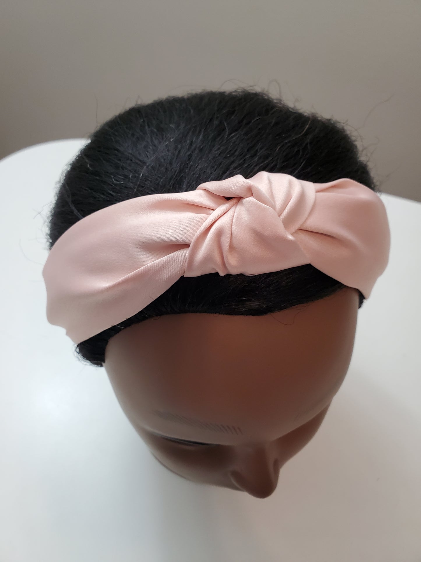 Diadema de satén con nudo superior en color beige liso, hecha a mano