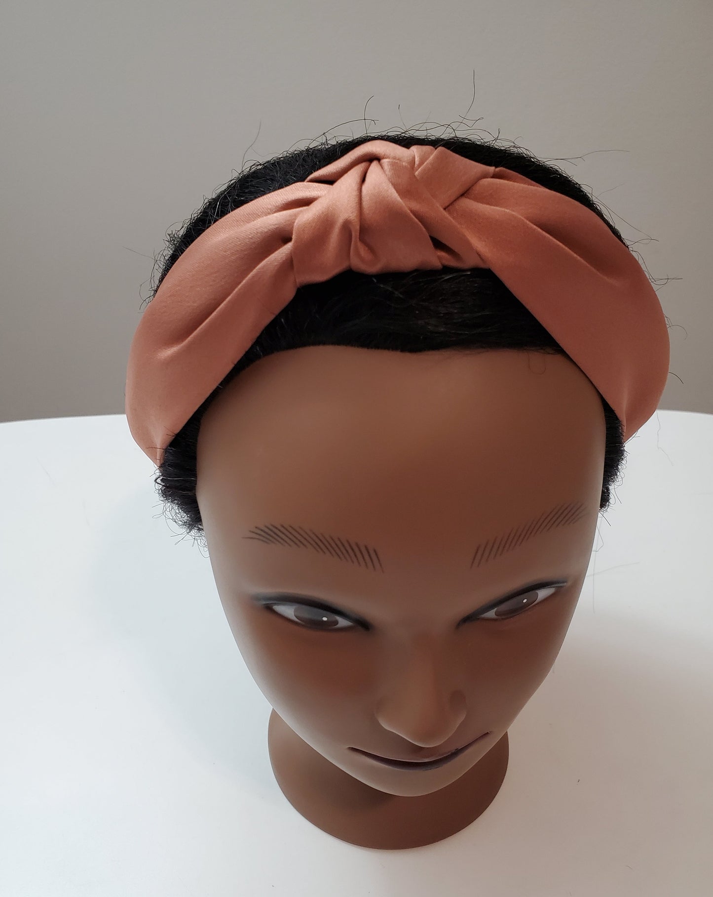 Diadema de satén con nudo superior en color marrón liso hecha a mano