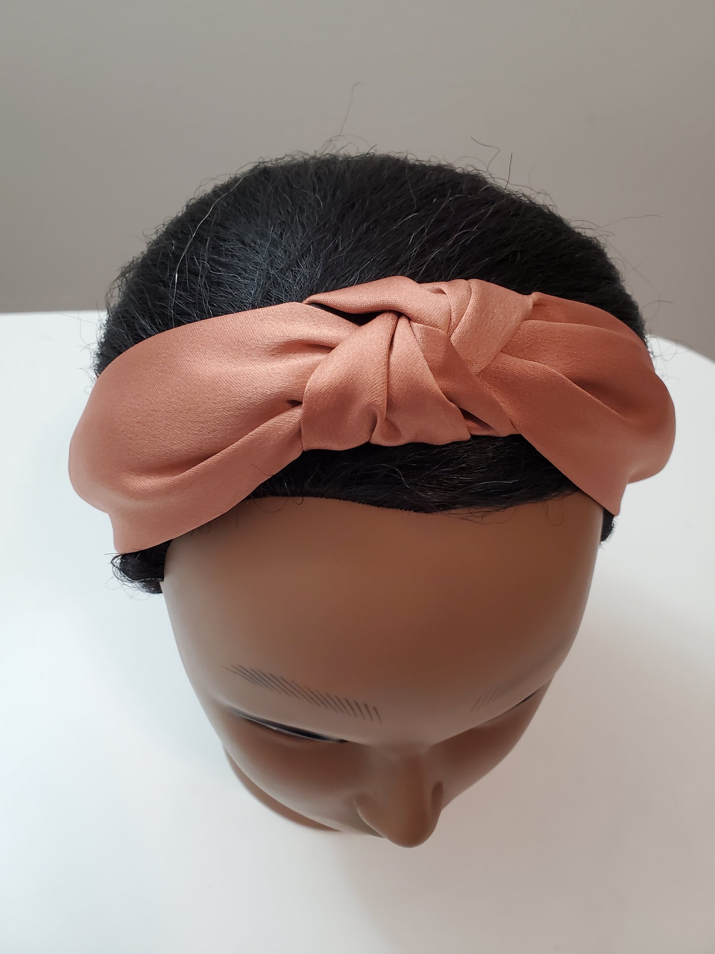 Diadema de satén con nudo superior en color marrón liso hecha a mano