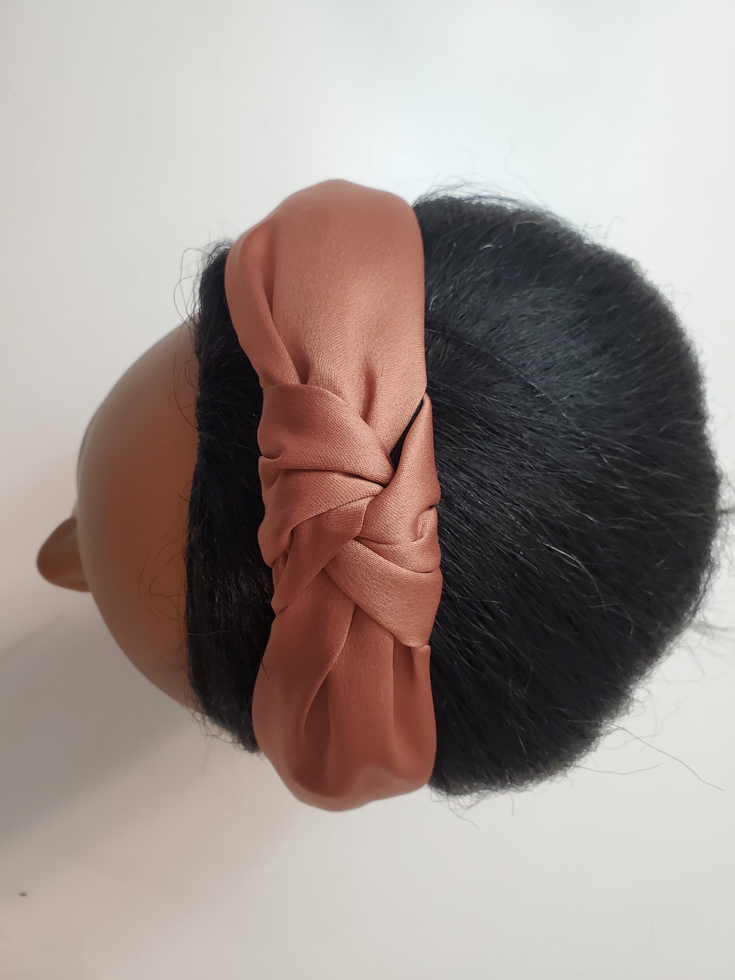 Diadema de satén con nudo superior en color marrón liso hecha a mano